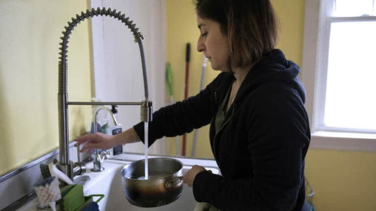 Brain-damaging lead in tap water, hundreds of homes across Chicago
